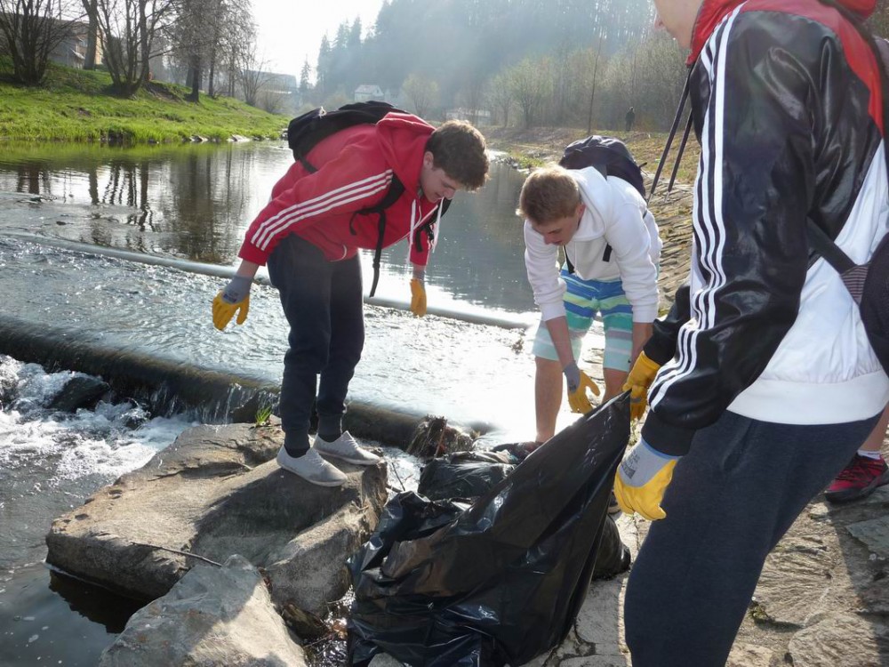 Studenti SŠ zemědělské a přírodovědecké uklízeli Bečvu v Rožnově pod Radhoštěm