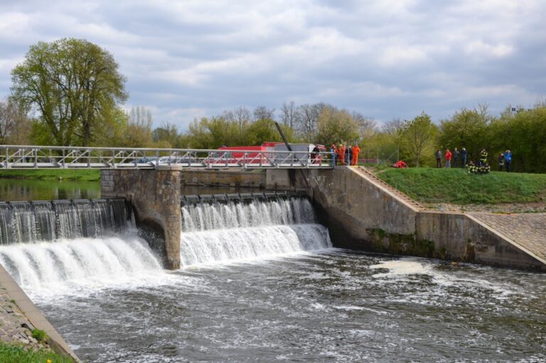 Výcvik leteckých záchranářů na jezu v Rajhradě