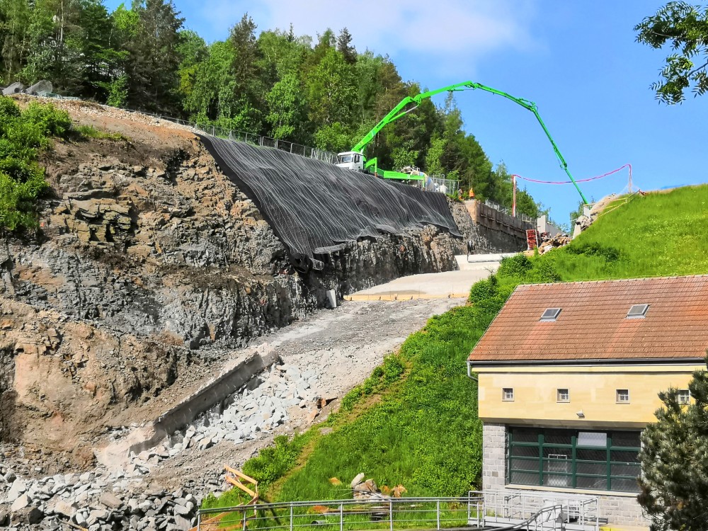 Pro rozšíření skluzu byl proveden skalní výlom, díky kterému byl skluz rozšířen na 8 m