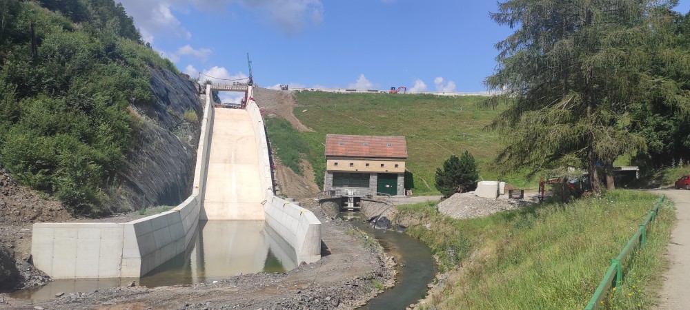 Pohled od vývařiště na betonový skluz od bezpečnostního přelivu_červenec 2024
