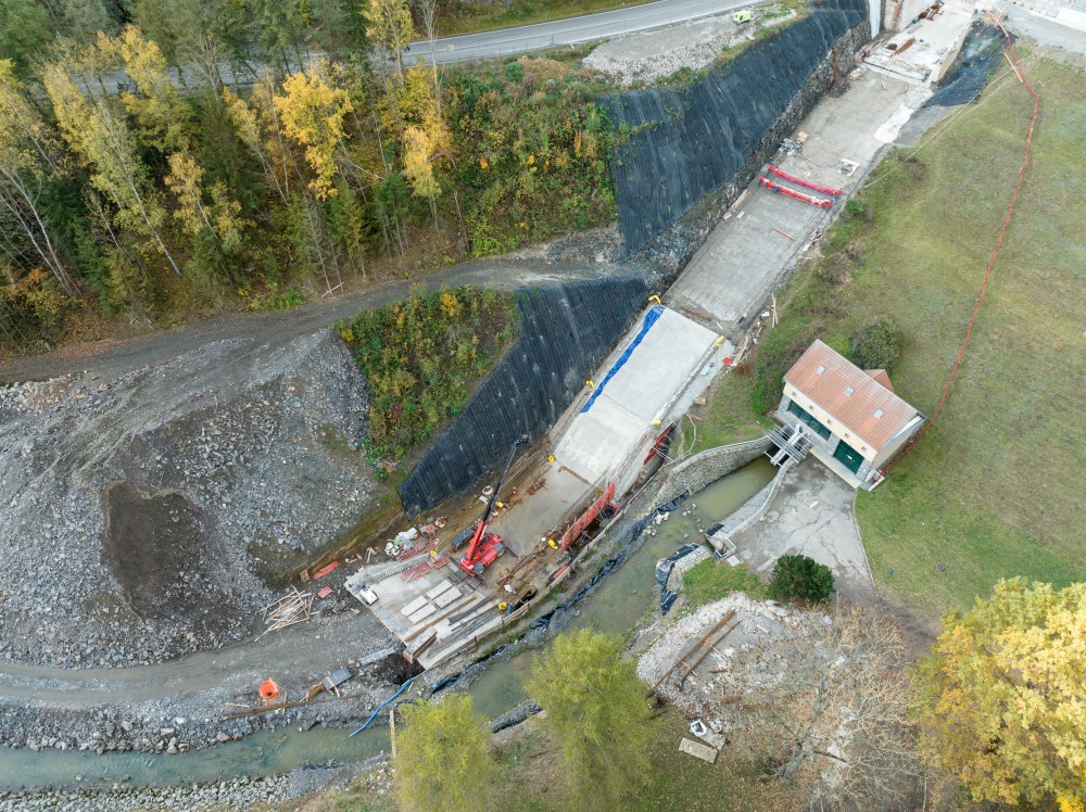 Délka skluzu je 88 m a výškové převýšení cca 26 m_podzim 2023
