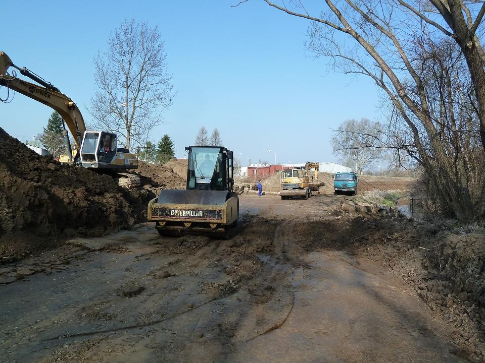 Stavbaři odtěžili hrázové těleso pod úroveň terénu. Postaví pak zcela novou hráz